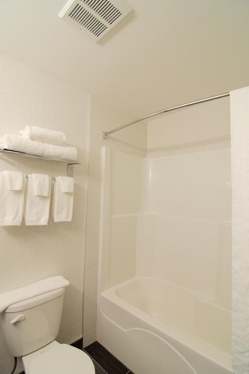 Paradise Inn And Suites 레드워터 객실 사진